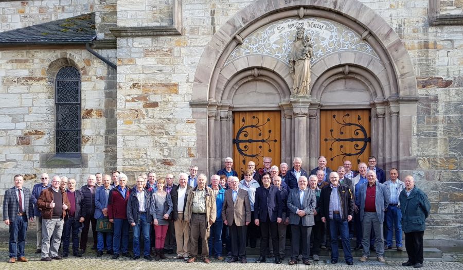  Die Ortsheimatpflegerinnen und –pfleger vor der St. Michaelskirche in Kirchborchen, Bürgermeister  Reiner Allerdissen (links), stellvertretender Landrat Vincenz Heggen (erste Reihe, 4. von rechts) und Kreisheimatpfleger Michael Pavlicic (erste Reihe, 5. von rechts) (Foto: Romana Papenkordt, Kreis Paderborn)
